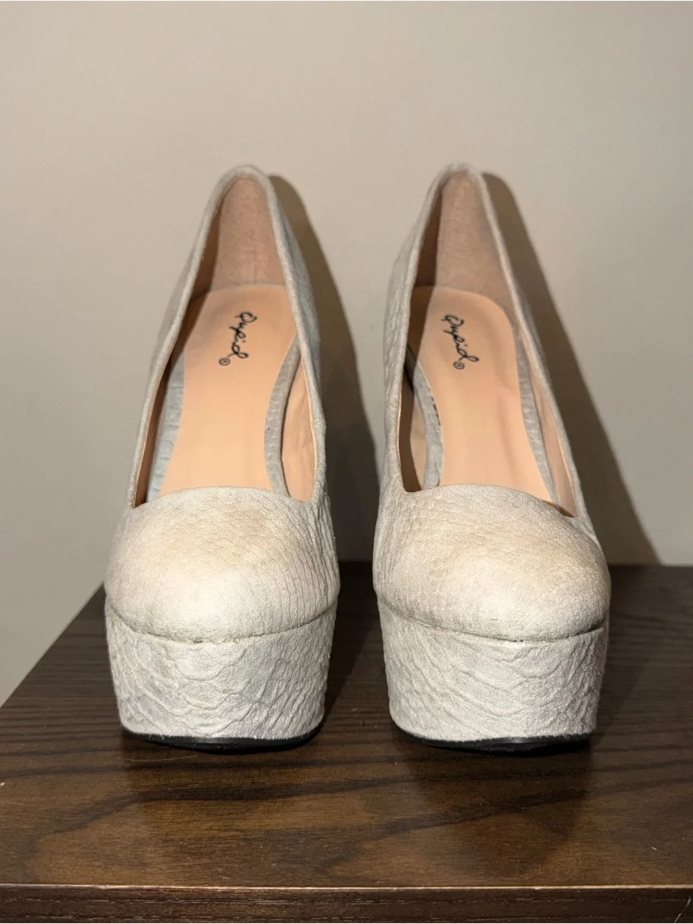 Qupid US size 7 Platform High Heel Pumps, snake texture in Light Gray s